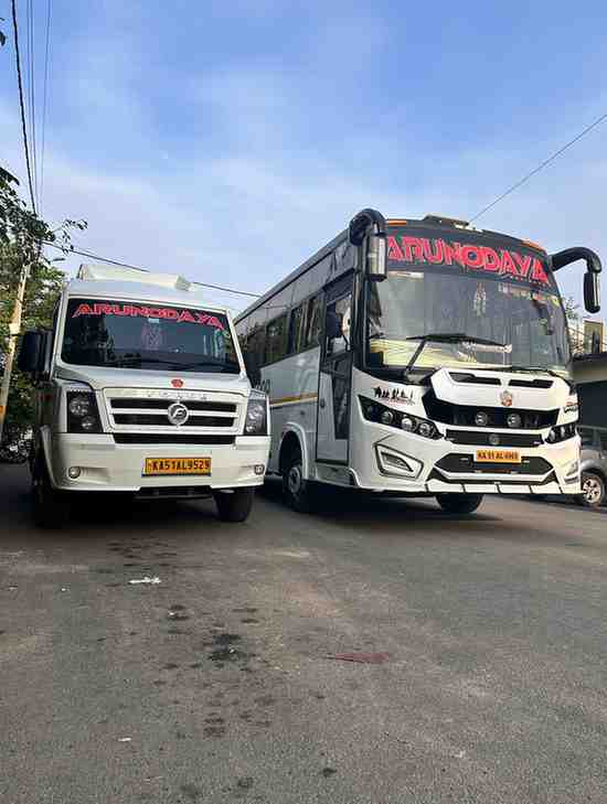 Mini-Bus-vs-Tempo-Traveller